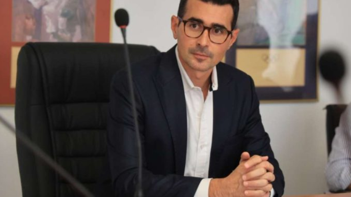 La norma que prohíbe el uso de celulares en las votaciones fue aplaudida por Andrés Guschmer días atrás.r, con detalles que derivaron en una respuesta municipal.