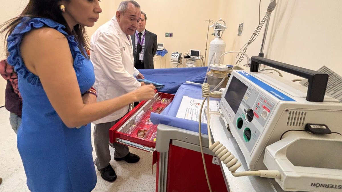 Cynthia Gellibert durante un recorrido a un hospital.