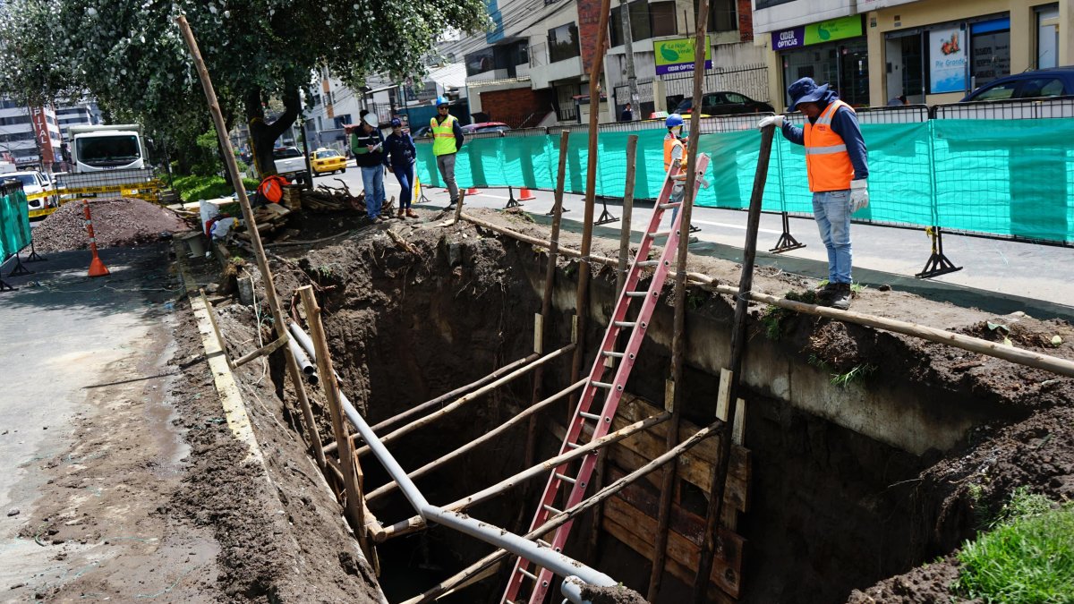 Desde el 18 de marzo se realozan los trabajos para reparar el colector en la avenida De Los Shyris y Gaspar de Villarroel.