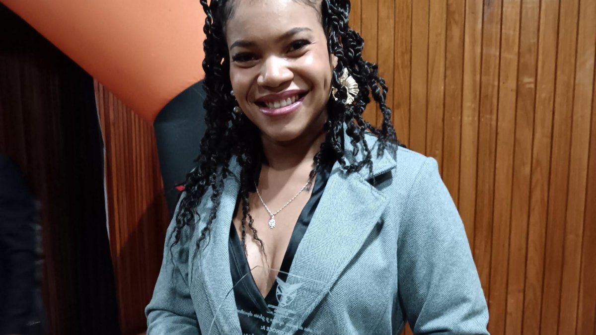 La pesista disimuló su vientre bajo una chaqueta durante la ceremonia de aniversario de concentración Deportiva de Pichincha en la que fue galardonada.