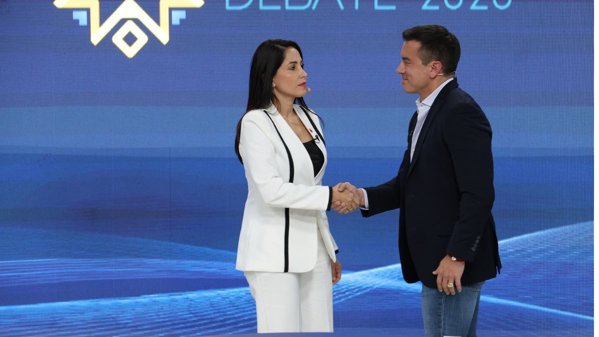 Daniel Noboa y Luisa González, en el saludo inicial del debate presidencial.
