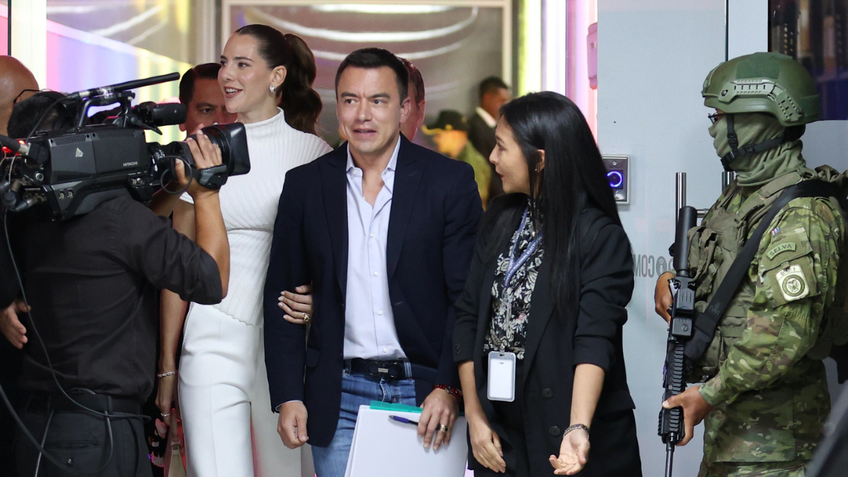 Daniel Noboa ingresó al debate presidencial acompañado de su esposa.