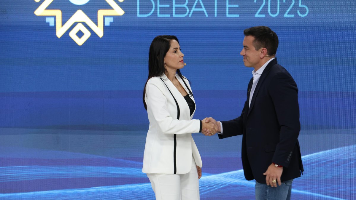 Luisa González y Daniel Noboa, en el debate presidencial del 23 de marzo de 2025.