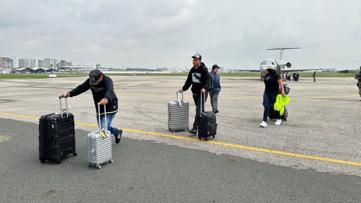 Familiares de Fito arriban a Guayaquil, tras ser expulsados por el gobierno de Argentina.