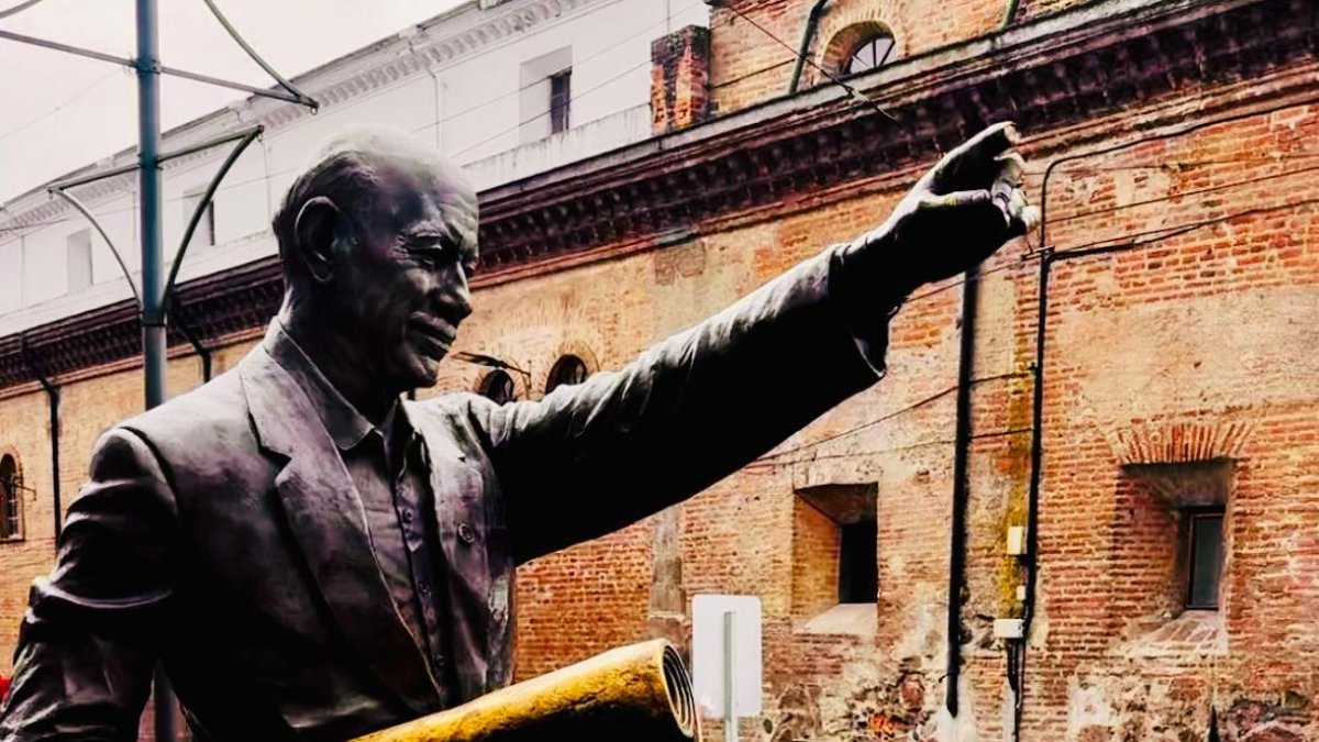 La estatua de Sixto Durán Ballén fue colocada en diciembre de 2021, a propósito del centenario de su nacimiento.