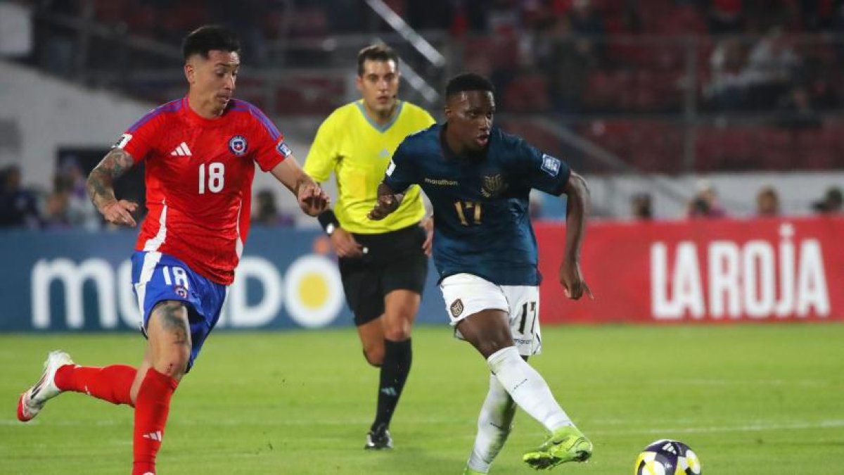 Darwin Guagua (d) debutó profesionalmente con la selección ecuatoriana a sus 17 años en el Chile vs. Ecuador, por las eliminatorias sudamericanas.