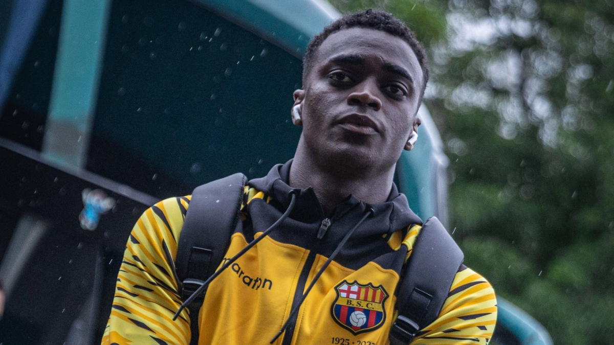 Álex Rangel, defensa central de Barcelona SC, destacado por su solidez defensiva y su presencia en la selección sub-23 de Ecuador.