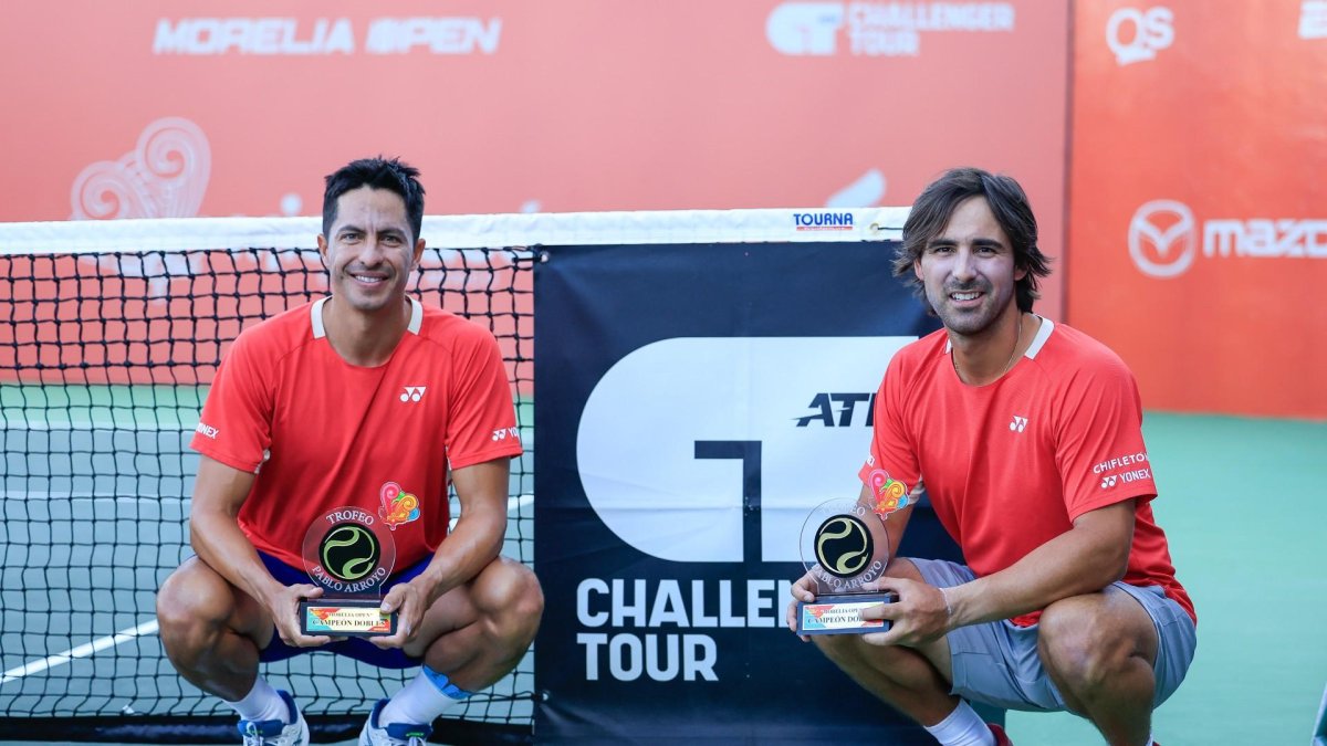Los ecuatorianos Gonzalo Escobar (i) y Diego Hidalgo con los trofeos de Morelia.