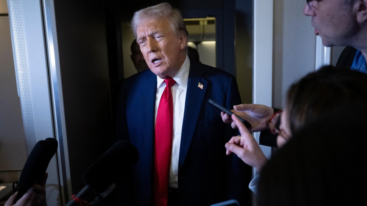 El presidente de Estados Unidos Donald Trump habla con la prensa antes de abordar el Air Force One hacia Washington, D.C.