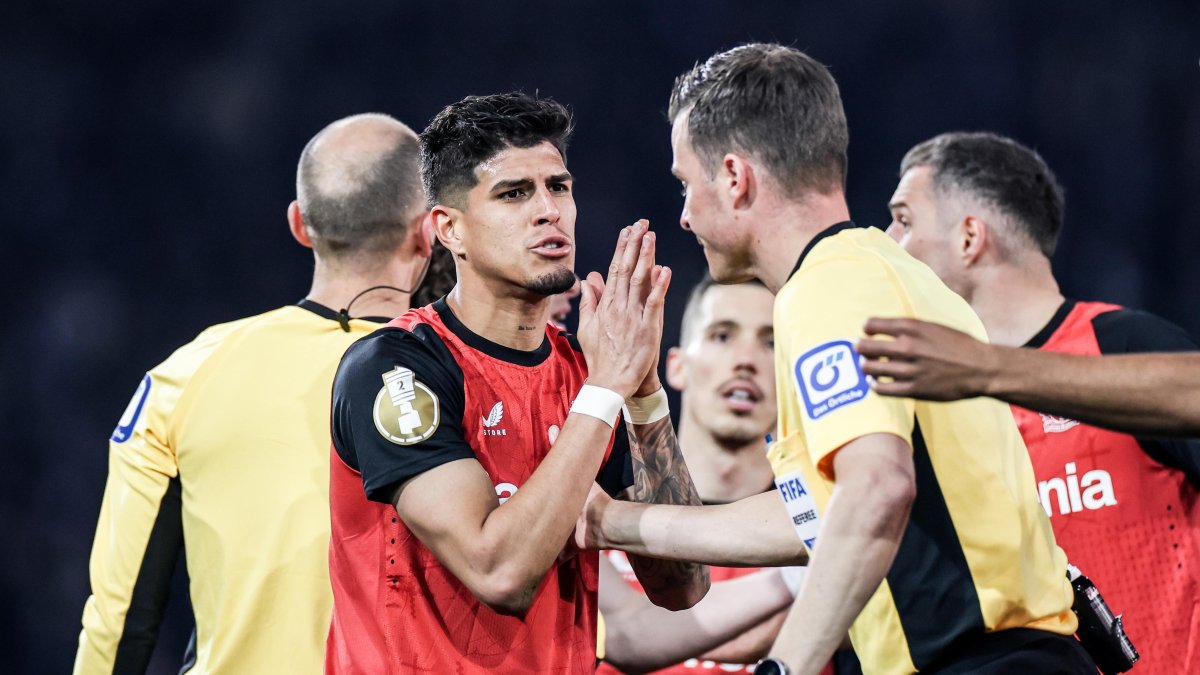 El ecuatoriano Piero Hincapié, que jugó todo el partido, vio la tarjeta amarilla al minuto  51.