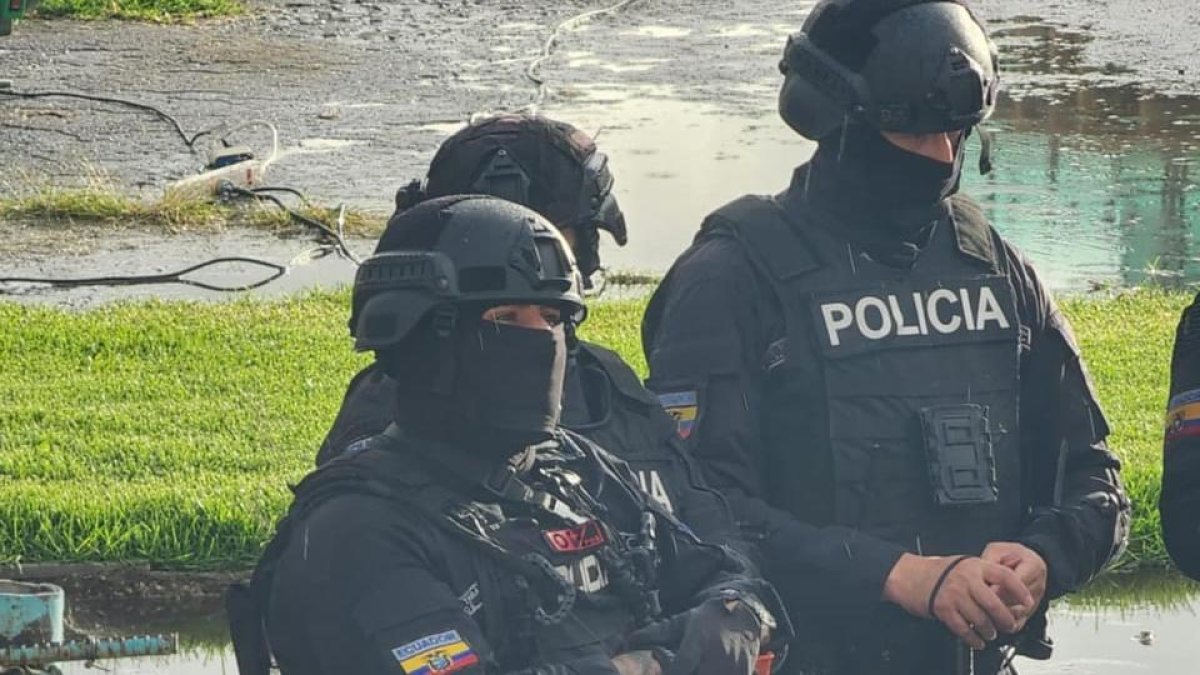 Parte de los uniformados que el sábado resguardaron la General Norte, donde sucedió el hecho.