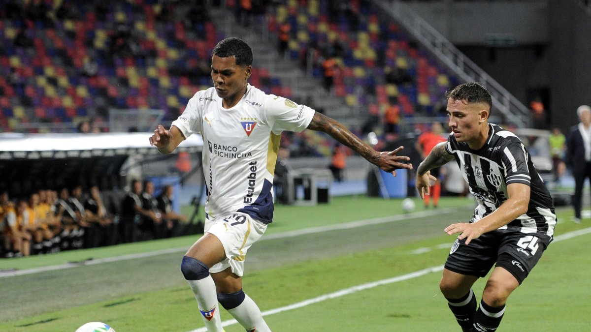 El extremo Bryan Ramírez intenta evadir la férrea marca del lateral Braian Cutré.