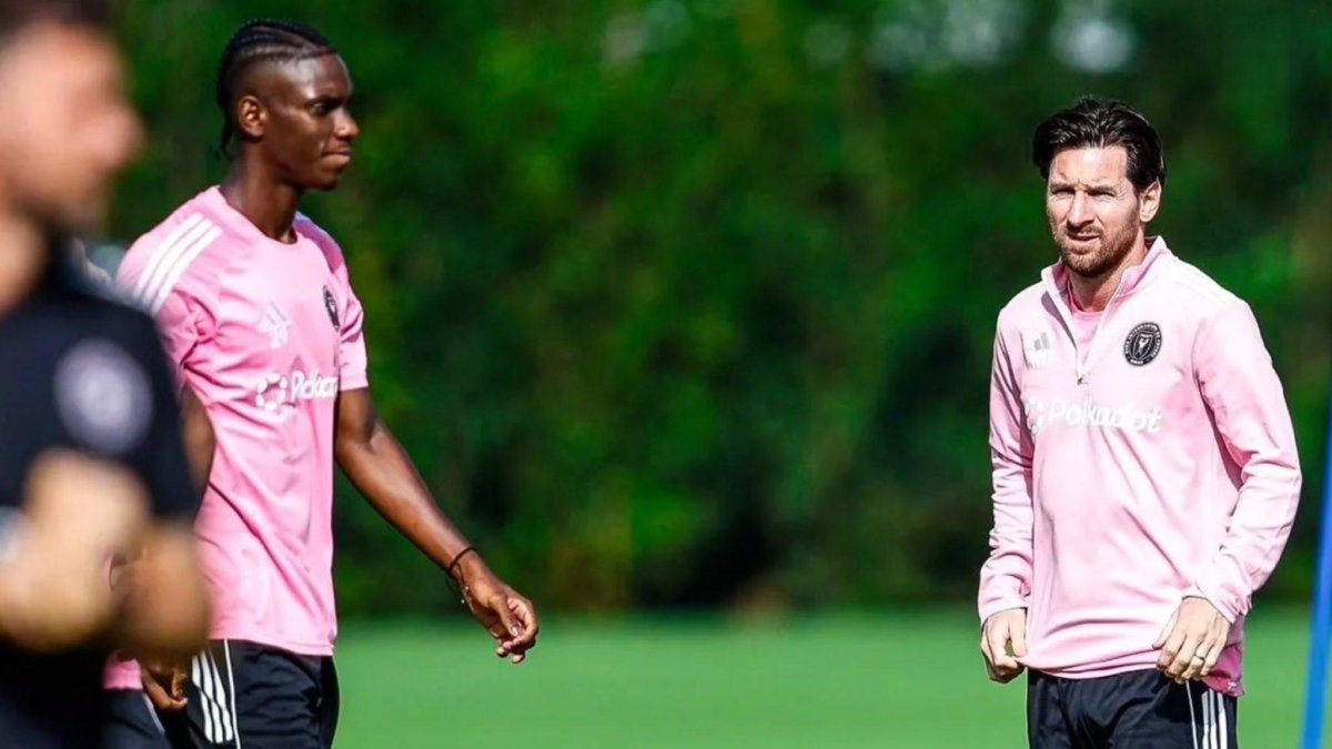 Allen Obando (d) junto a Lionel Messi en la primera práctica con Inter Miami