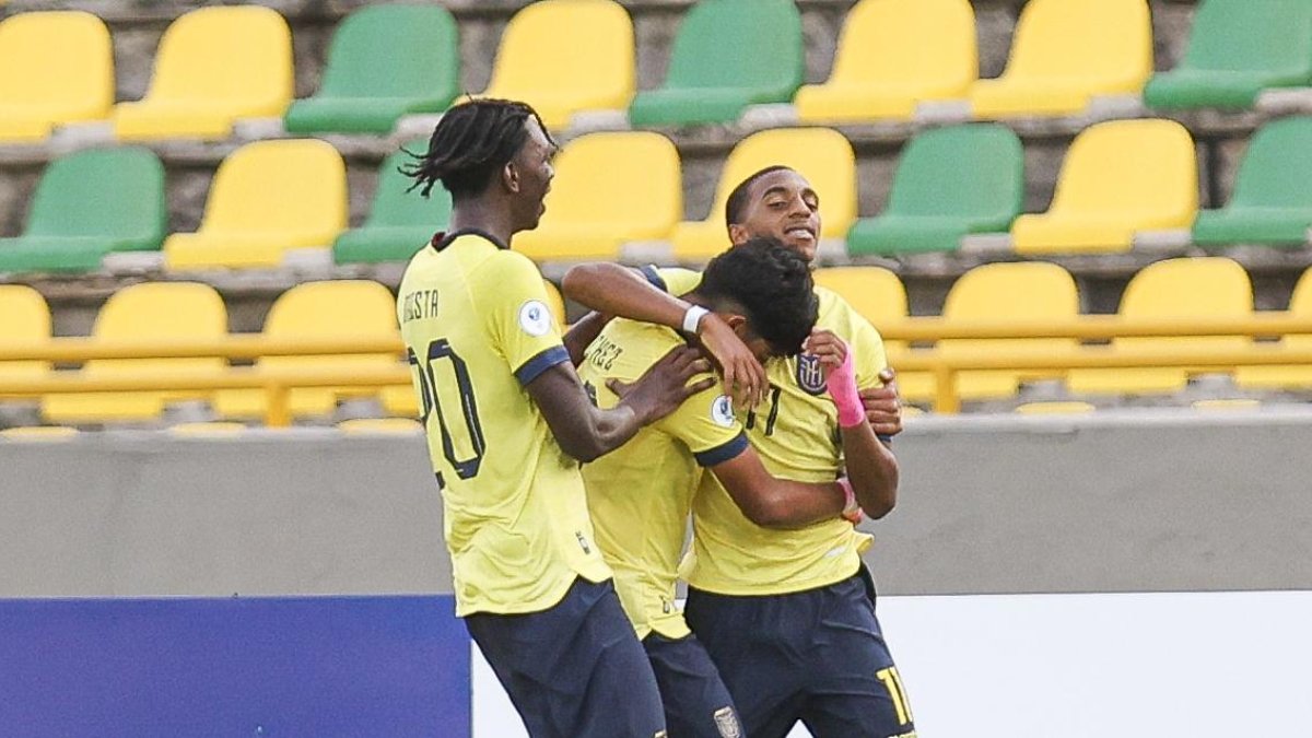 Jugadores de la selección Sub 17 de la Tricolor festejan en el triunfo contra Bolivia en el Sudamericano