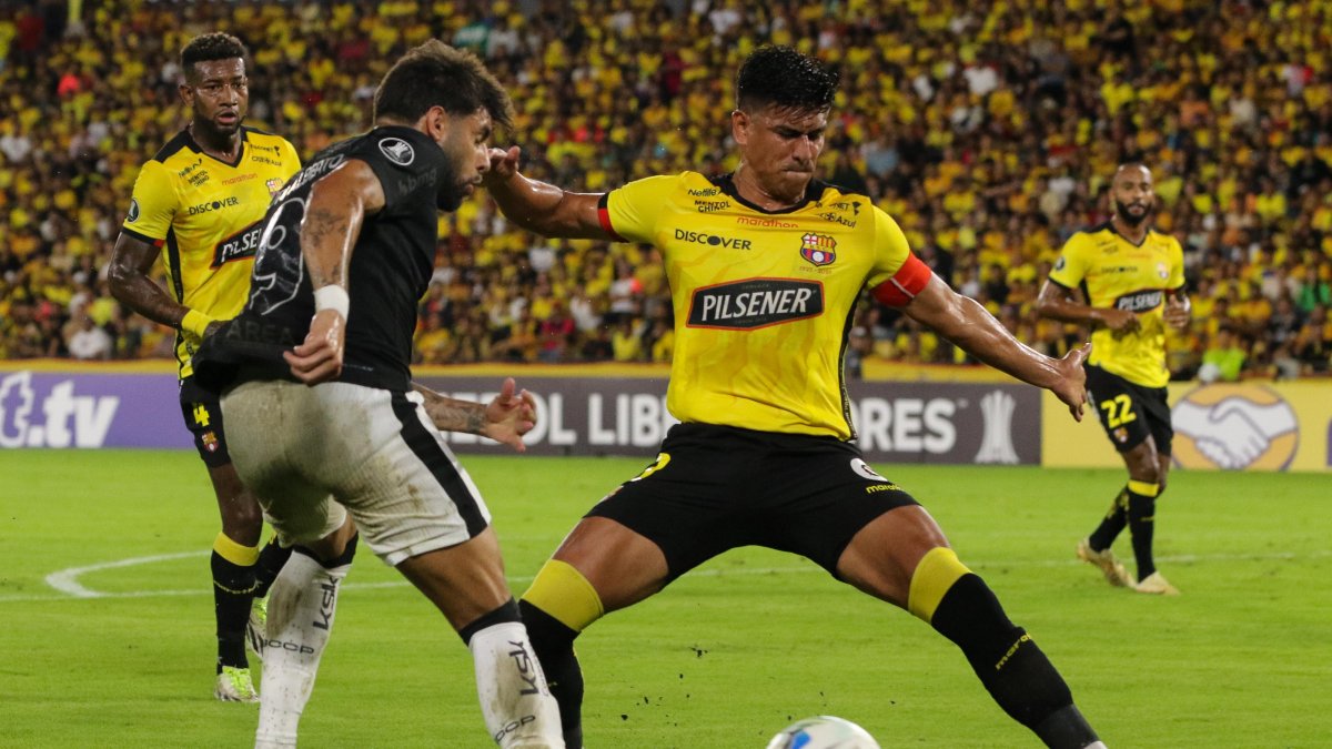 Xavier Arreaga (d) se alista para comandar la zaga torera en su visita al River Plate.