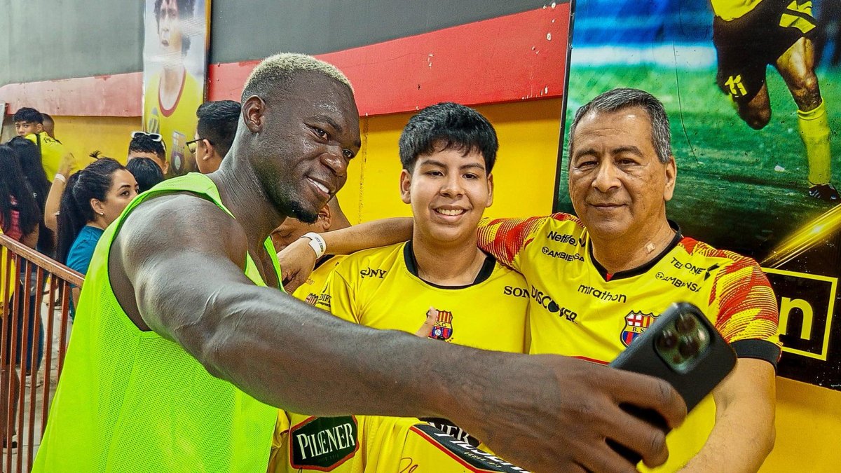 Felipe Caicedo compartiendo con los hinchas de Barcelona SC.