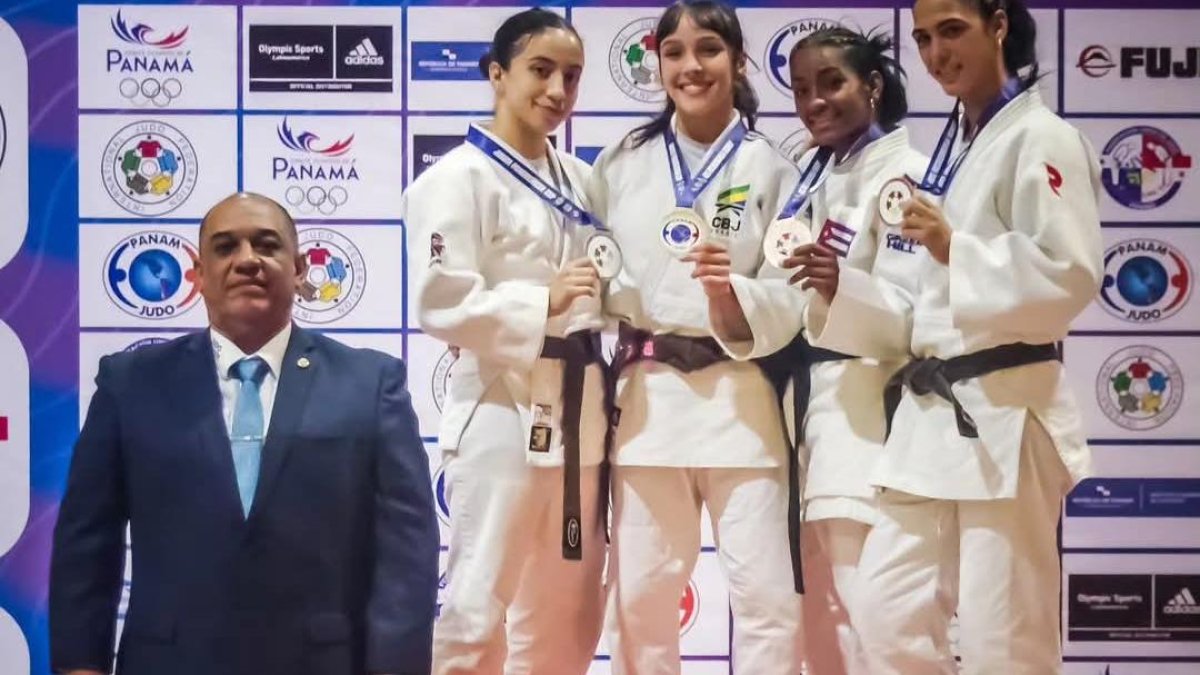 Laura Vázquez, de Guayas (i), se colgó la medallas de plata en la división -48 kg.