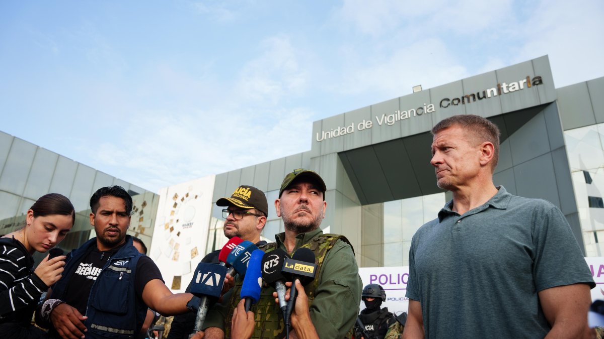 El empresario Erik Prince, junto con los ministros Carlo Loffredo, de Defensa, y John Reimberg, de Interior.