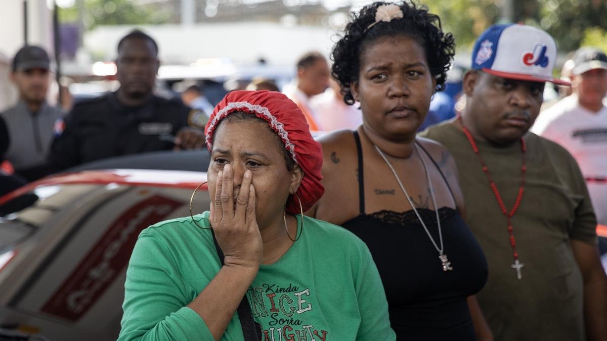 Una mujer reacciona a las afueras de la discoteca Jet Set este 8 de abril de 2025 en Santo Domingo (República Dominicana).