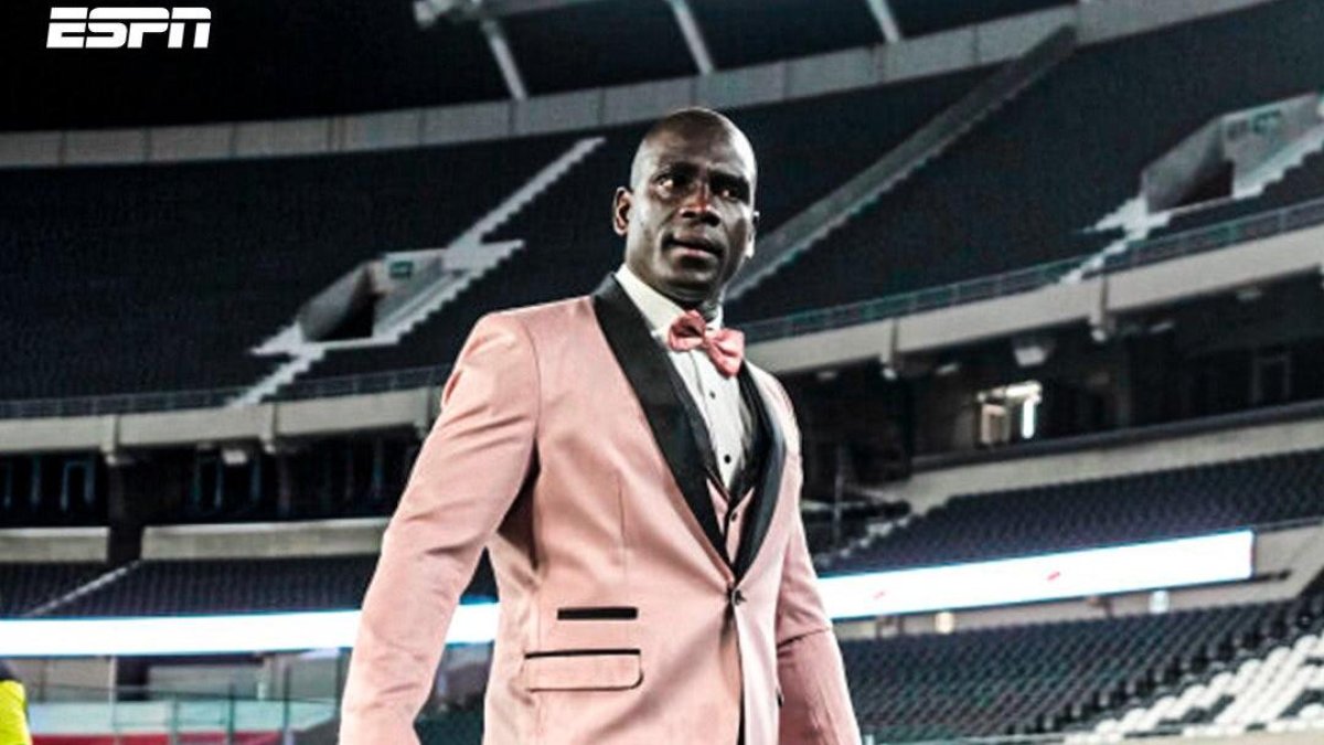 Segundo Castillo vestido de color rosa en el Más Monumental.