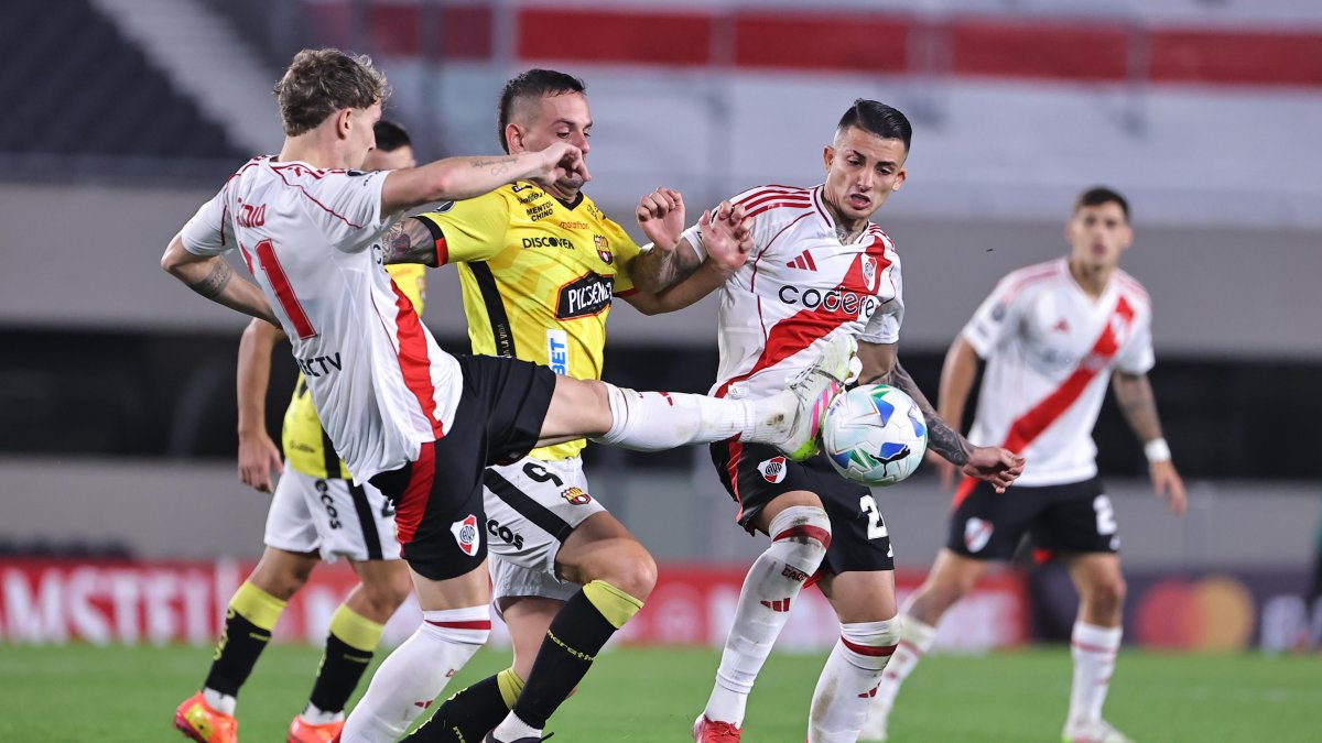 Facundo Colidio  de River disputa el balón con Octavio Rivero  de Barcelona en Copa Libertadores.