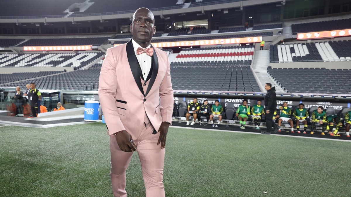 El entrenador de Barcelona ingresa al campo del estadio Más Monumental en Buenos Aires.