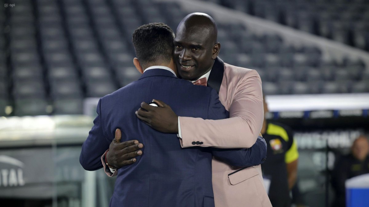 El entrenador Segundo Alejandro Castillo durante el juego de Barcelona ante River Plate.
