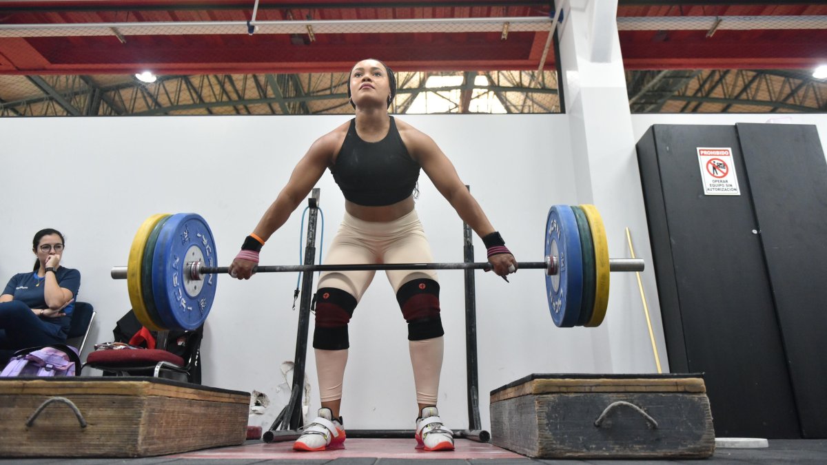 La pesista ecuatoriana Neisi Dajomes no ha dejado las prácticas en la capital.