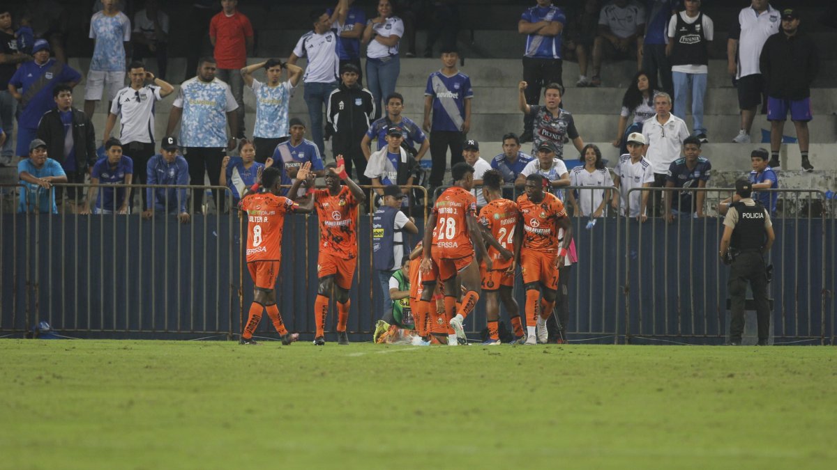 Libertad FC celebra en el Capwell el 1-1 ante Emelec.
