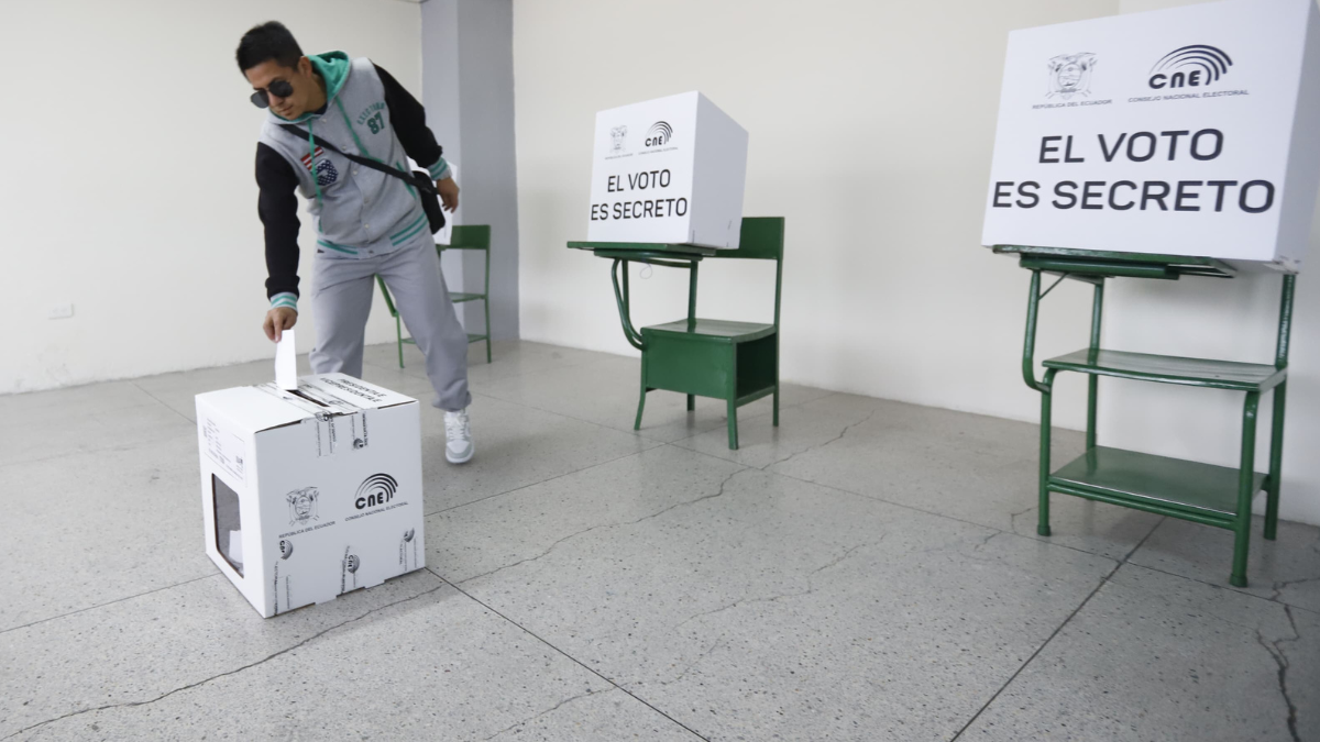 Ciudadano ejerce su derecho al voto.