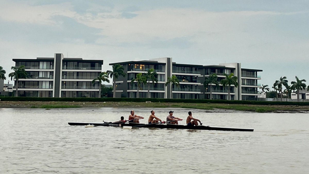 Los integrantes de la única yola del Club Ab. Manuel Calle realizan los últimos trabajos en agua, luego de tres meses de planificación estricta.