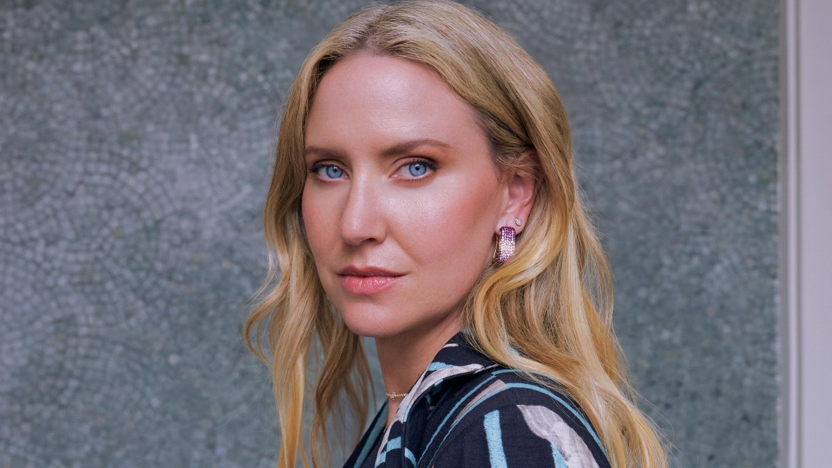 Entre sombreros y telas con historia, Stephany Hollihan construye el universo visual de Sensi Studio