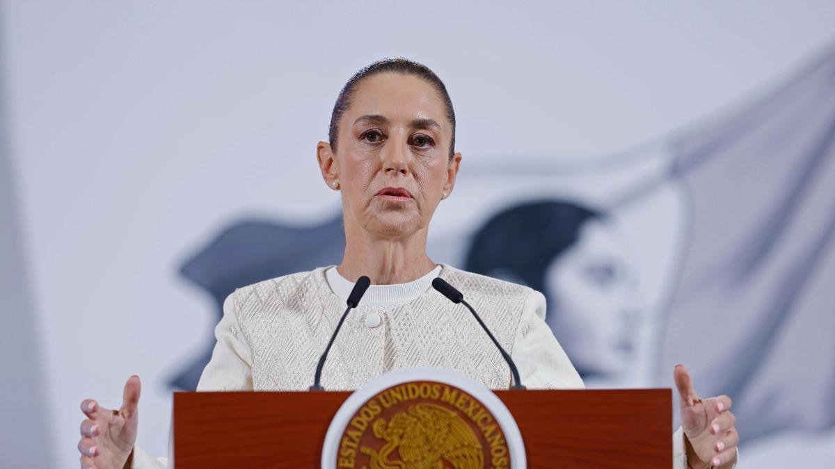 La presidenta de México, Claudia Sheinbaum, habla durante una rueda de prensa este miércoles 16 de abril, en el Palacio Nacional de la Ciudad de México.