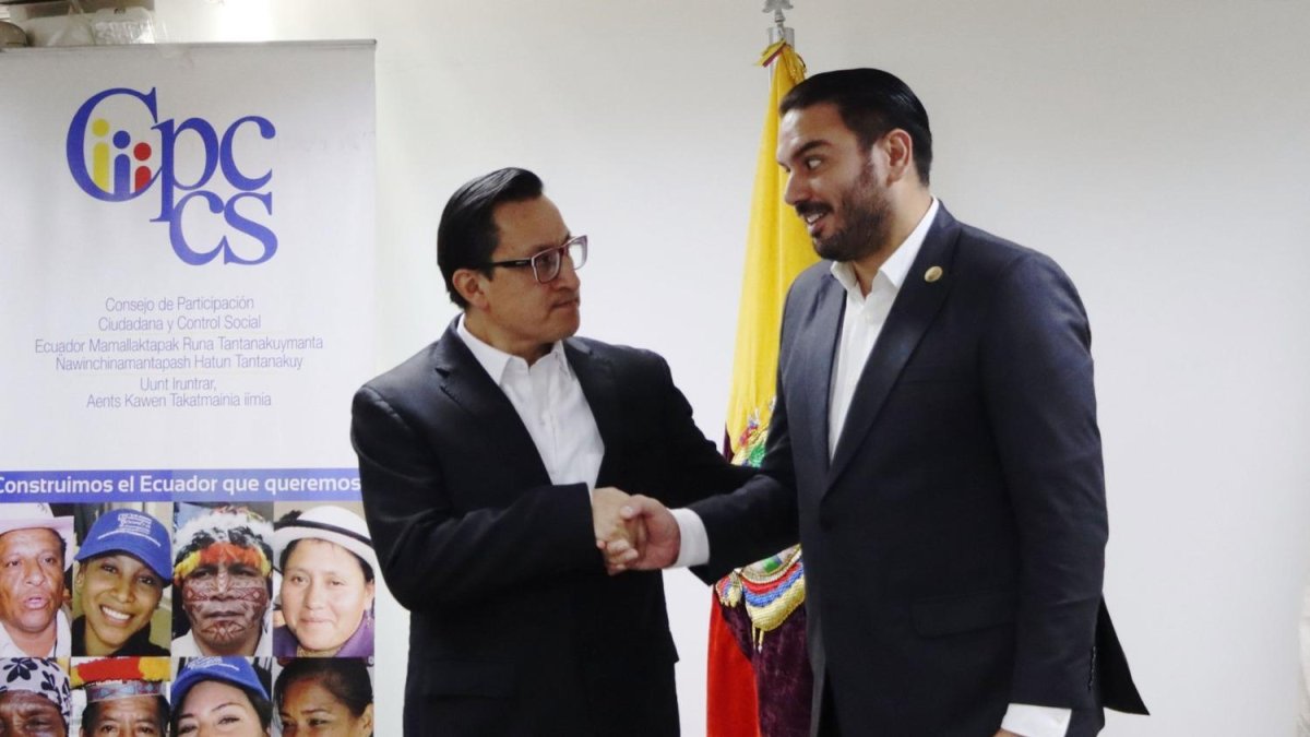 El presidente del Cpccs Andrés Fantoni recibió a David Rosero (izquierda).