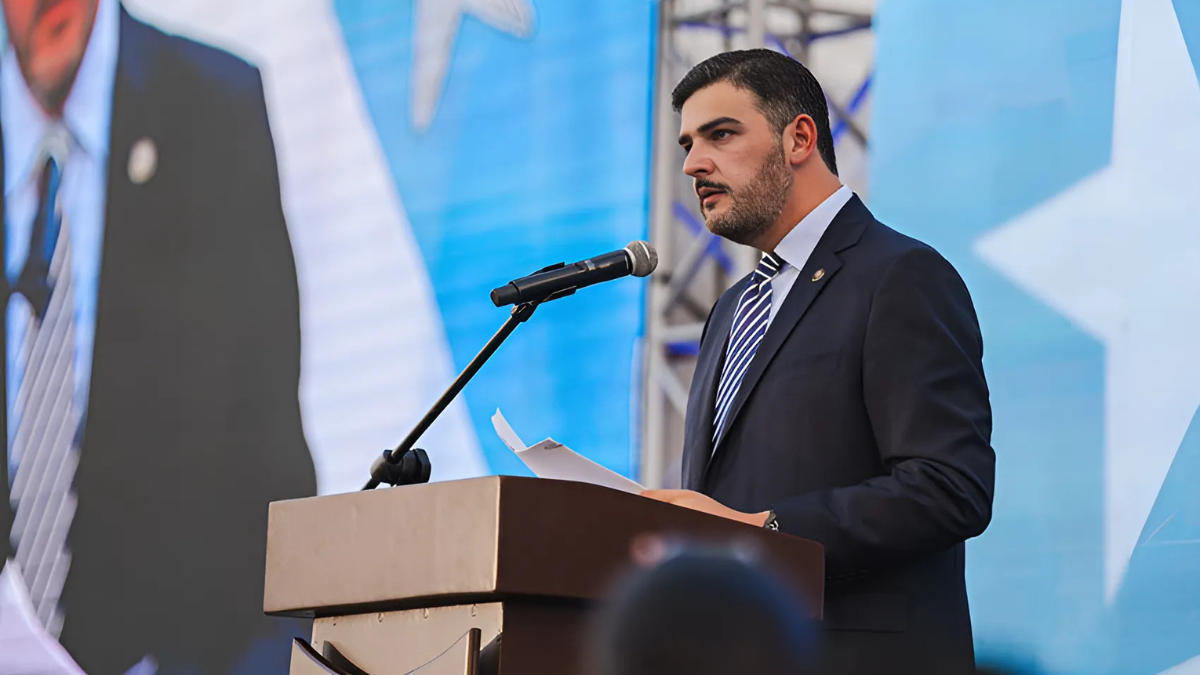 El alcalde de Guayaquil, Aquiles Álvarez, señala que no puede usar la tobillera de vigilancia por sus condición médica.