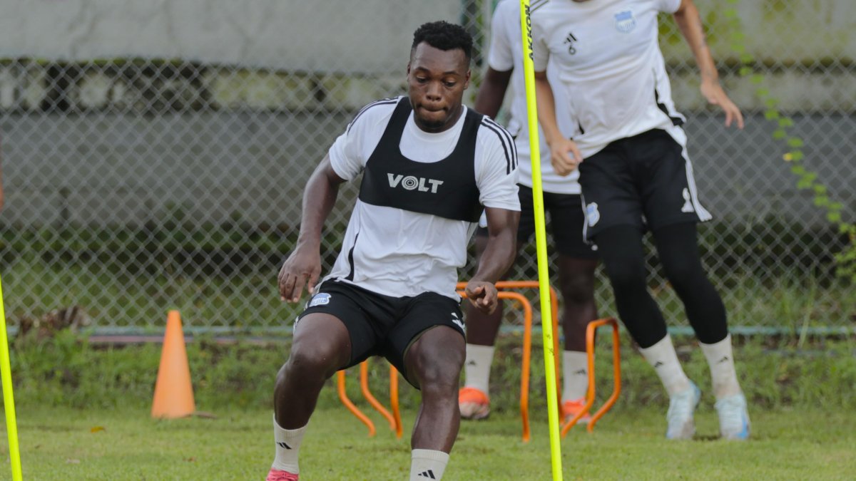 Maicon Solís se perfila para ser titular como extremo por la derecha.