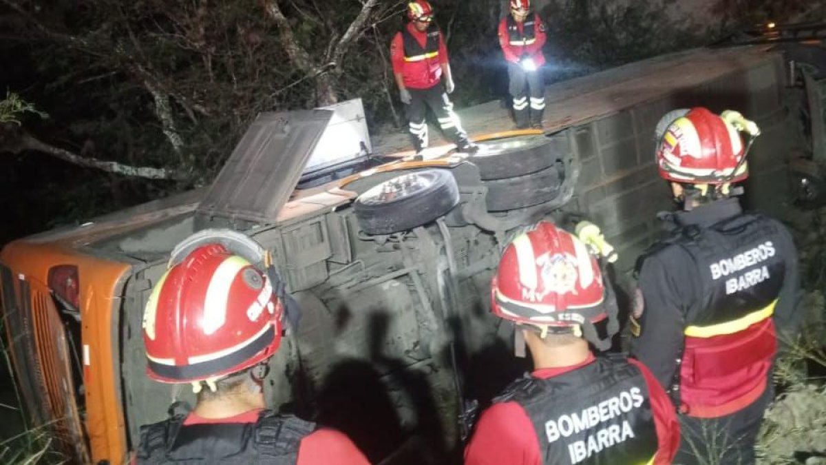 El bus siniestrado terminó en el fondo de una quebrada.