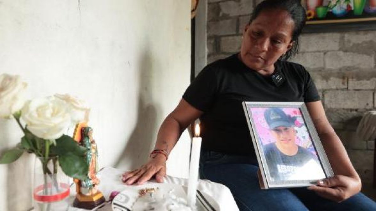 La madre, aunque duerme poco, sigue rezando y buscando a su hijo.