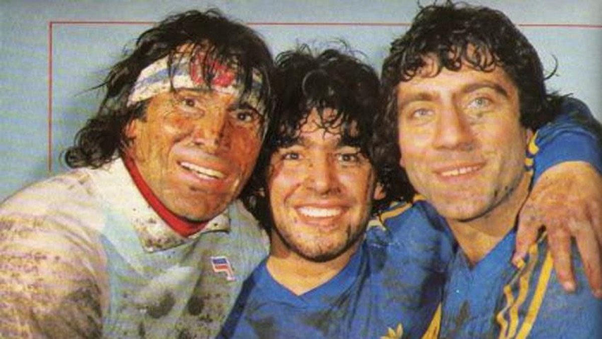 Gatti (i) junto a Diego Armando Maradona.