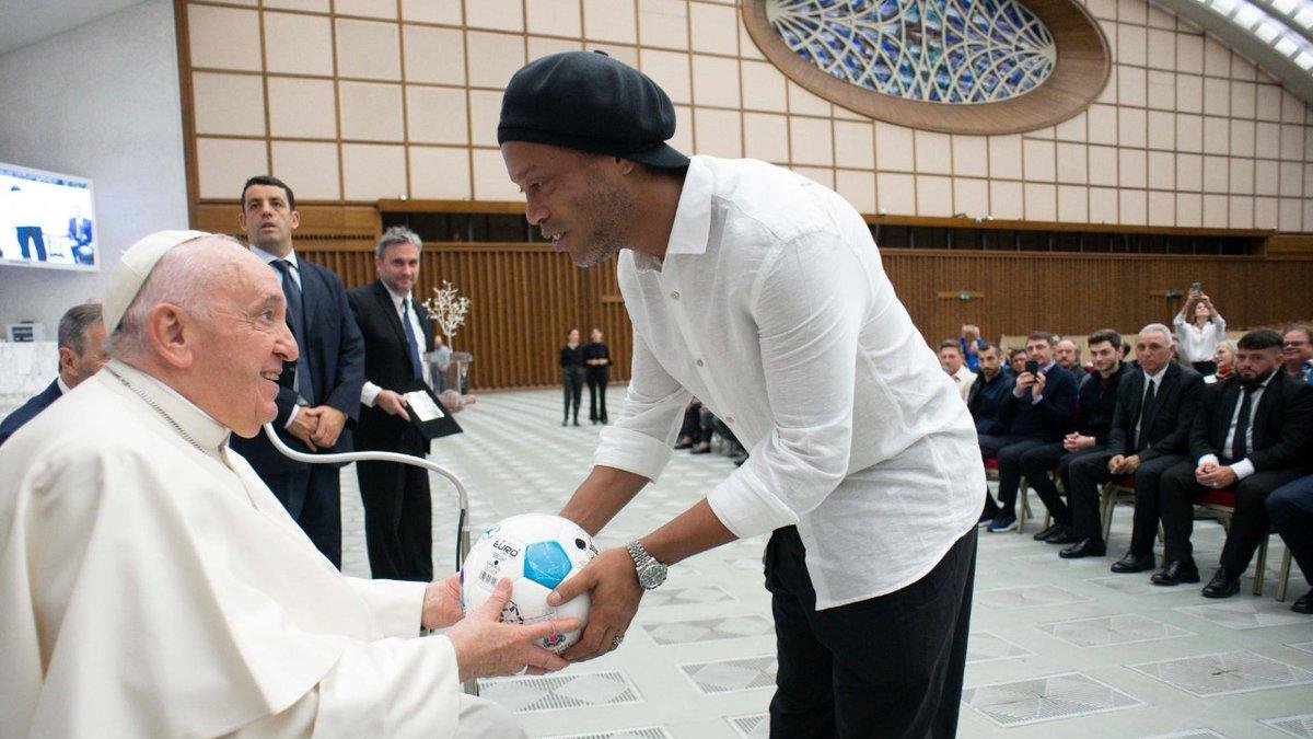 Papa Francisco recibió en el Vaticano a Ronaldinho, exfigura del fútbol mundial