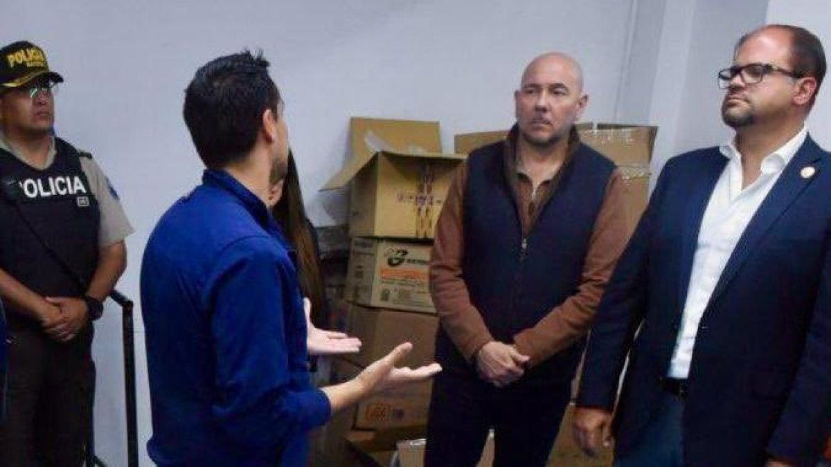 Los ministros de Defensa e Interior, Gian Carlo Loffredo y John Reimberg, recorrieron el Hospital Carlos Andrade Marín de Quito.