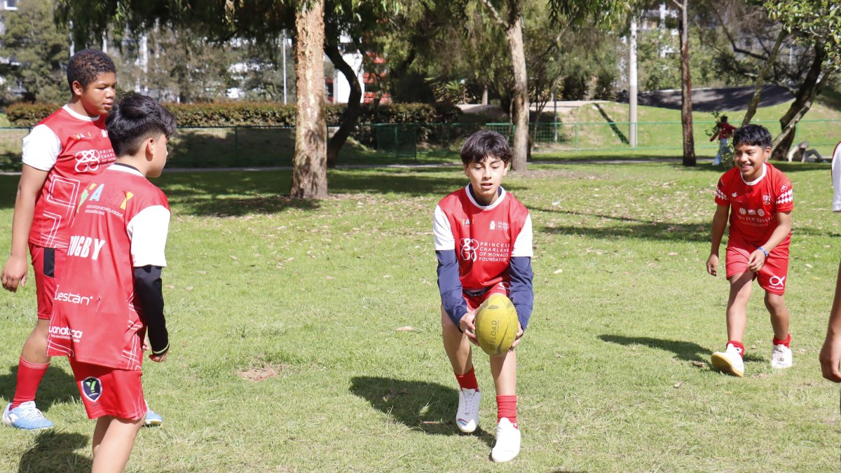 Parte de la plantilla de Huma Rugby Ecuador durante uno de sus últimos entrenamientos en el parque La Carolina.