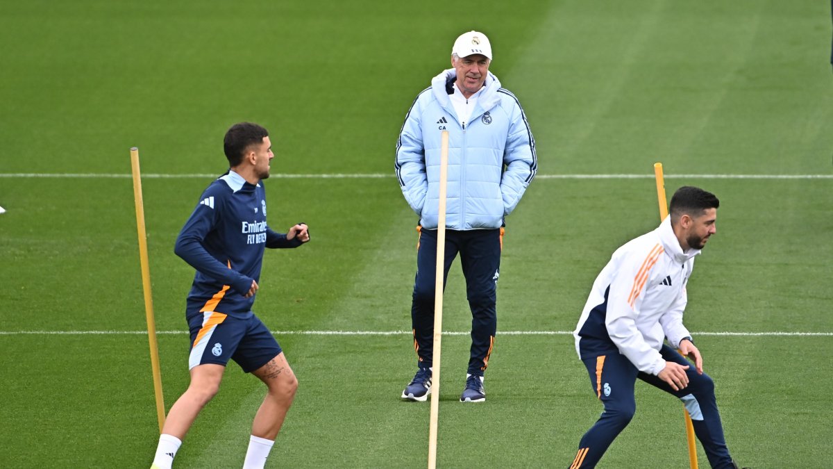 El entrenador del Real Madrid, Carlo Ancelotti junto a Dani Ceballos (i) durante el entrenamiento realizado el martes 22 de abril en la Ciudad Deportiva de Valdebebas.