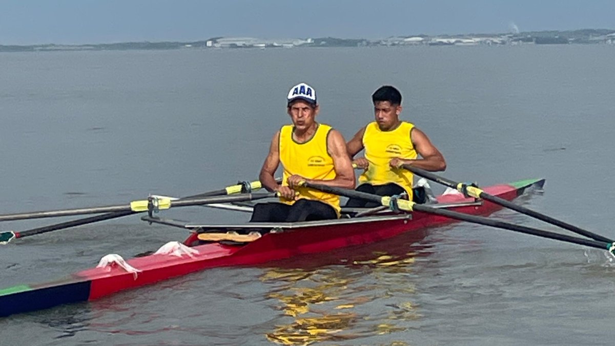 Manuel Ante (i) y Víctor Acuña, remaron por Samborondón y ganaron la primera edición de la regata Durán Posorja.