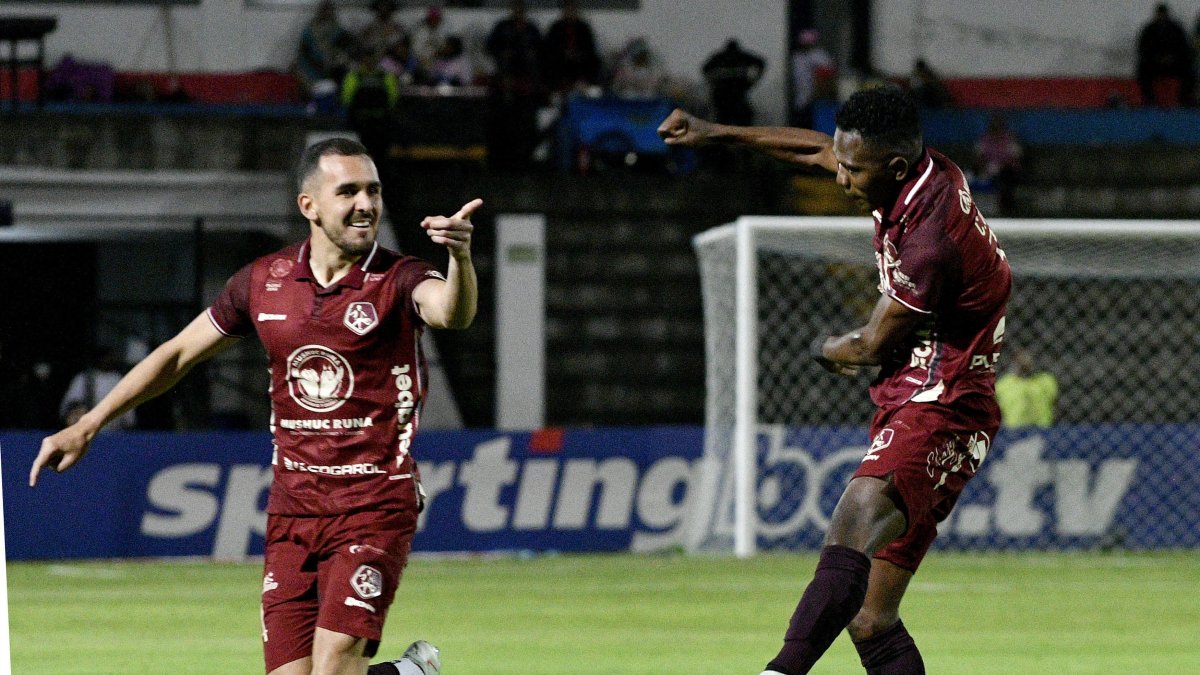 El festejo de Carlos Arboleda (d) tras marcar el primer gol de Mushuc Runa sobre Unión.