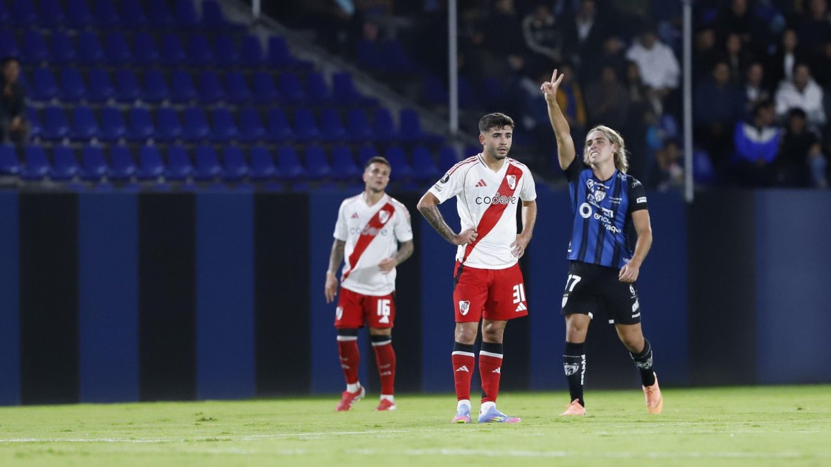 El doblete de Spinelli (d) no bastó para que Independiente del Valle se lleve el triunfo en Quito.