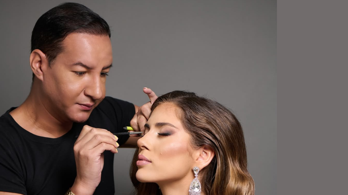 Julio Rangel maquillando a la modelo Valentina Tabares.