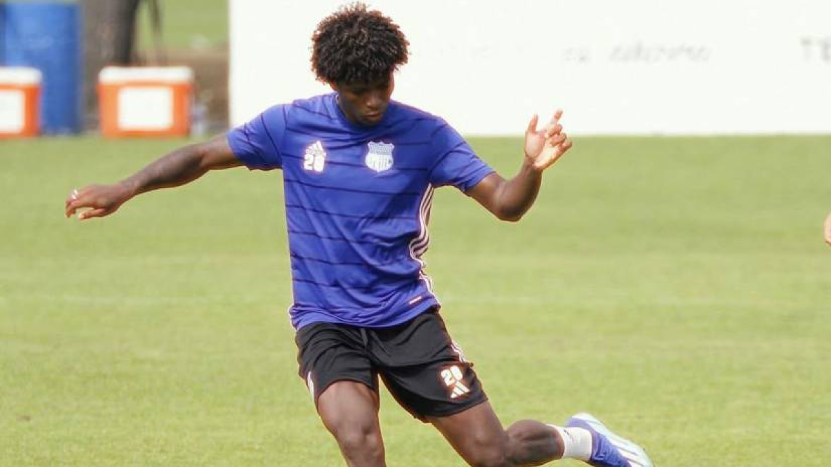 Jackson Rodríguez en la práctica de Emelec en el Polideportivo de Los Samanes