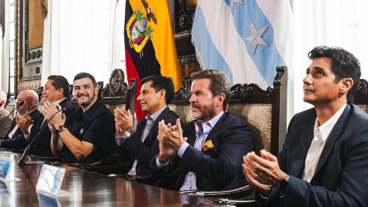 El alcalde Aquiles Álvarez rodeado por varios de las exdeportistas que apoyaron la iniciativa.