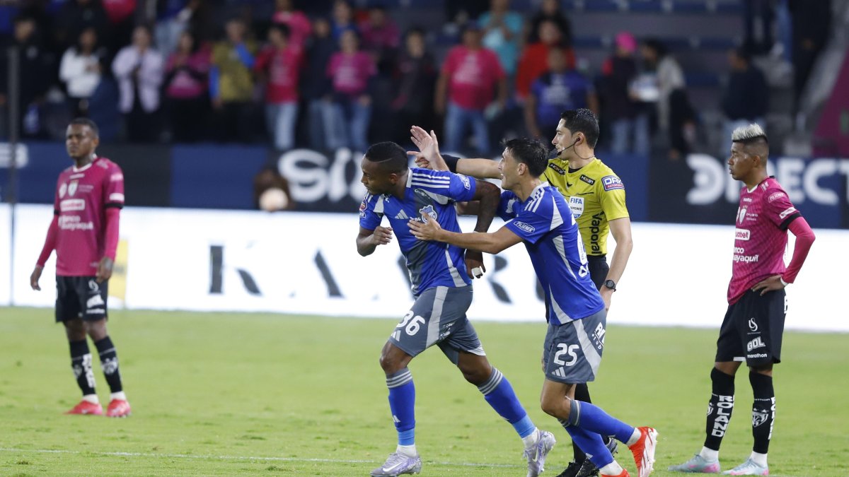 Cristian Valencia (i) con un potente remate le dio el triunfo a Emelec.